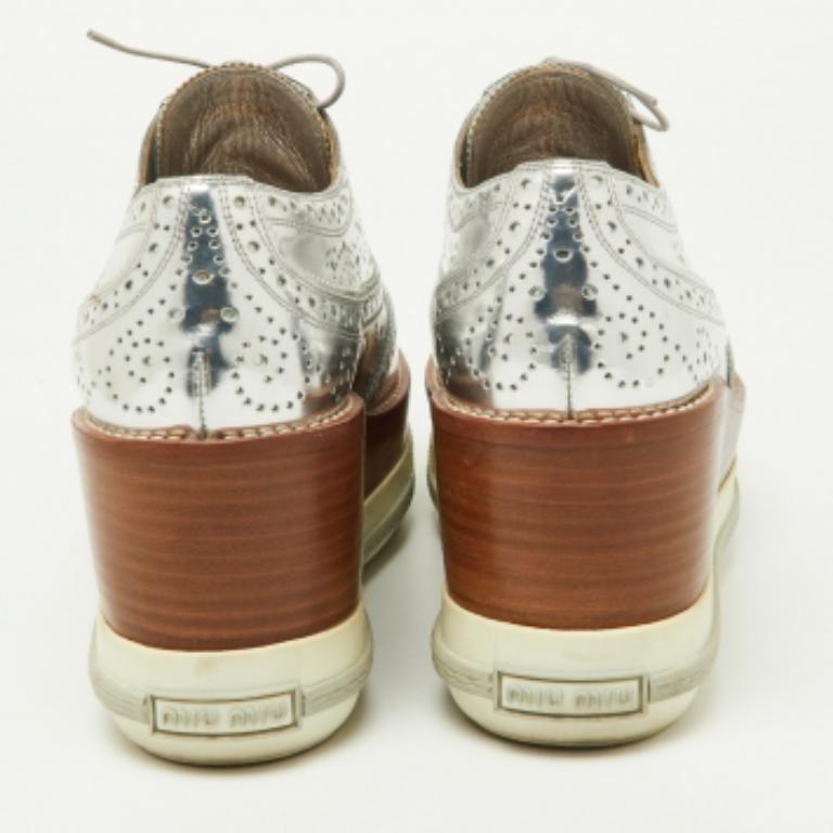Miu Metallic Silber Brogue Leder Plateau Spitze Up Oxfords Größe 40 Damen im Angebot