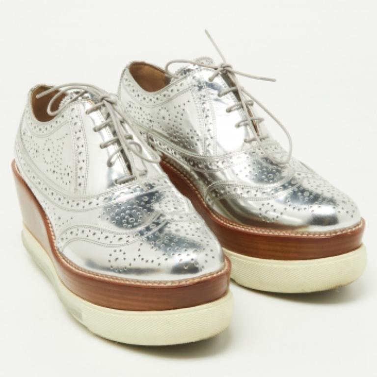 Miu Metallic Silber Brogue Leder Plateau Spitze Up Oxfords Größe 40 im Angebot 1