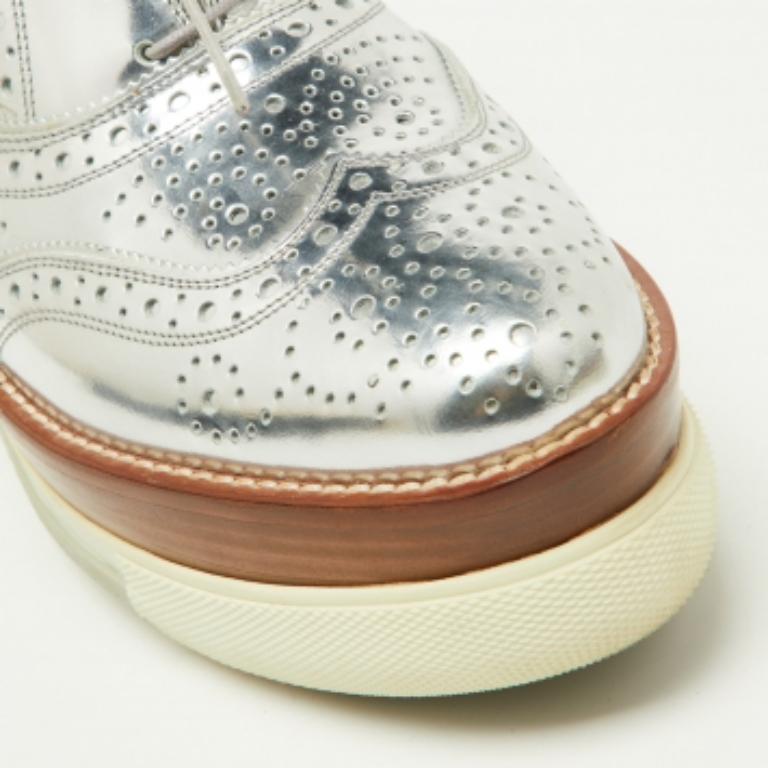 Miu Metallic Silber Brogue Leder Plateau Spitze Up Oxfords Größe 40 im Angebot 2
