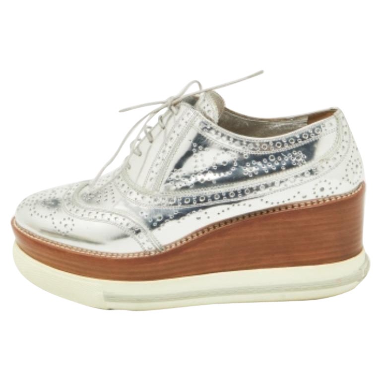 Miu Metallic Silber Brogue Leder Plateau Spitze Up Oxfords Größe 40 im Angebot