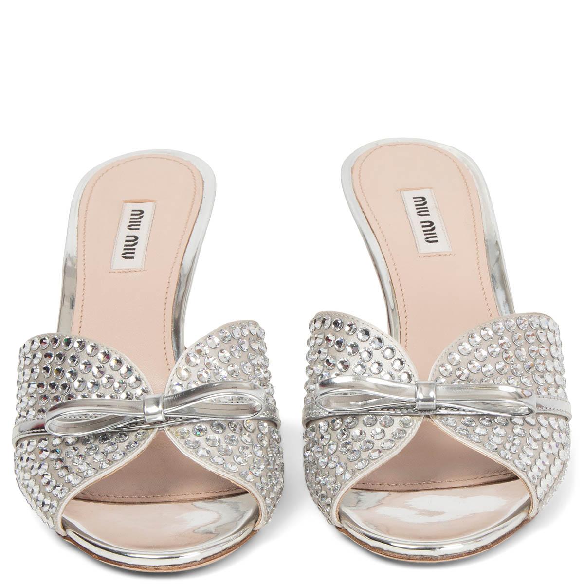 100% authentic Miu Miu Crystal Embellished Metallic Bow Mules in silver and nude leather, set on an architectural mirrored heel for a signature futuristic note. Have been worn and are in excellent condition. 

Measurements
Imprinted Size	39
Shoe