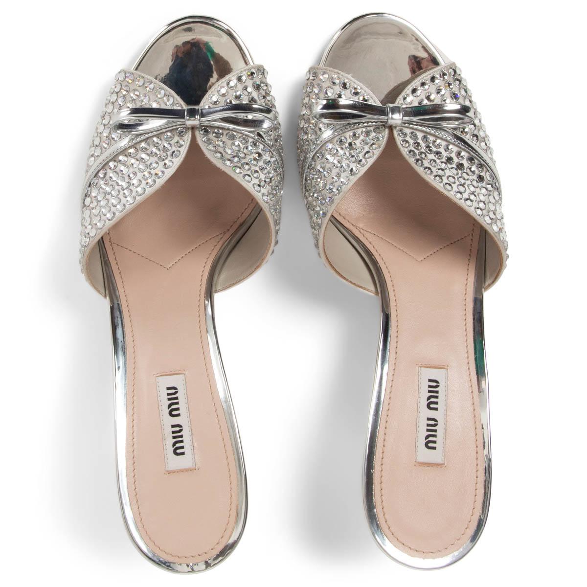 MIU MIU metallic silver CRYSTAL EMBELLISHED Mules Sandals Shoes 39 In Excellent Condition In Zürich, CH