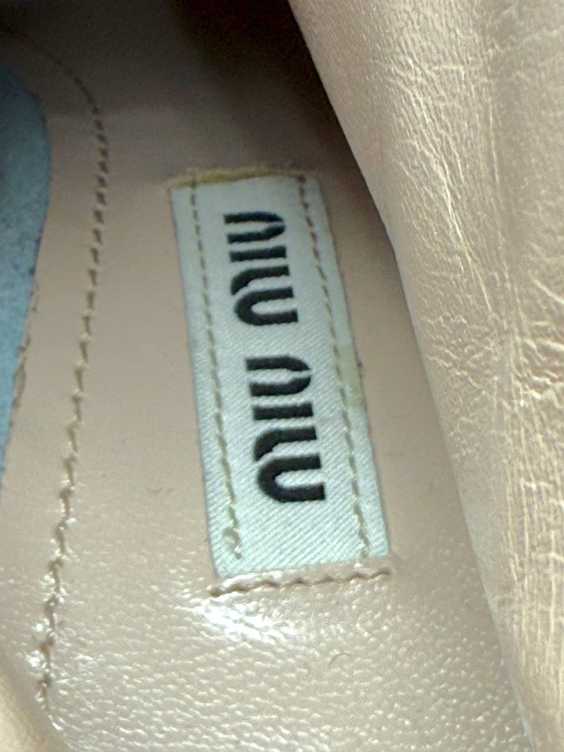 Miu Miu, stivaletti con bottoni in camoscio grigio e argento metallizzato, Resort 2010 EU 38 in vendita 6