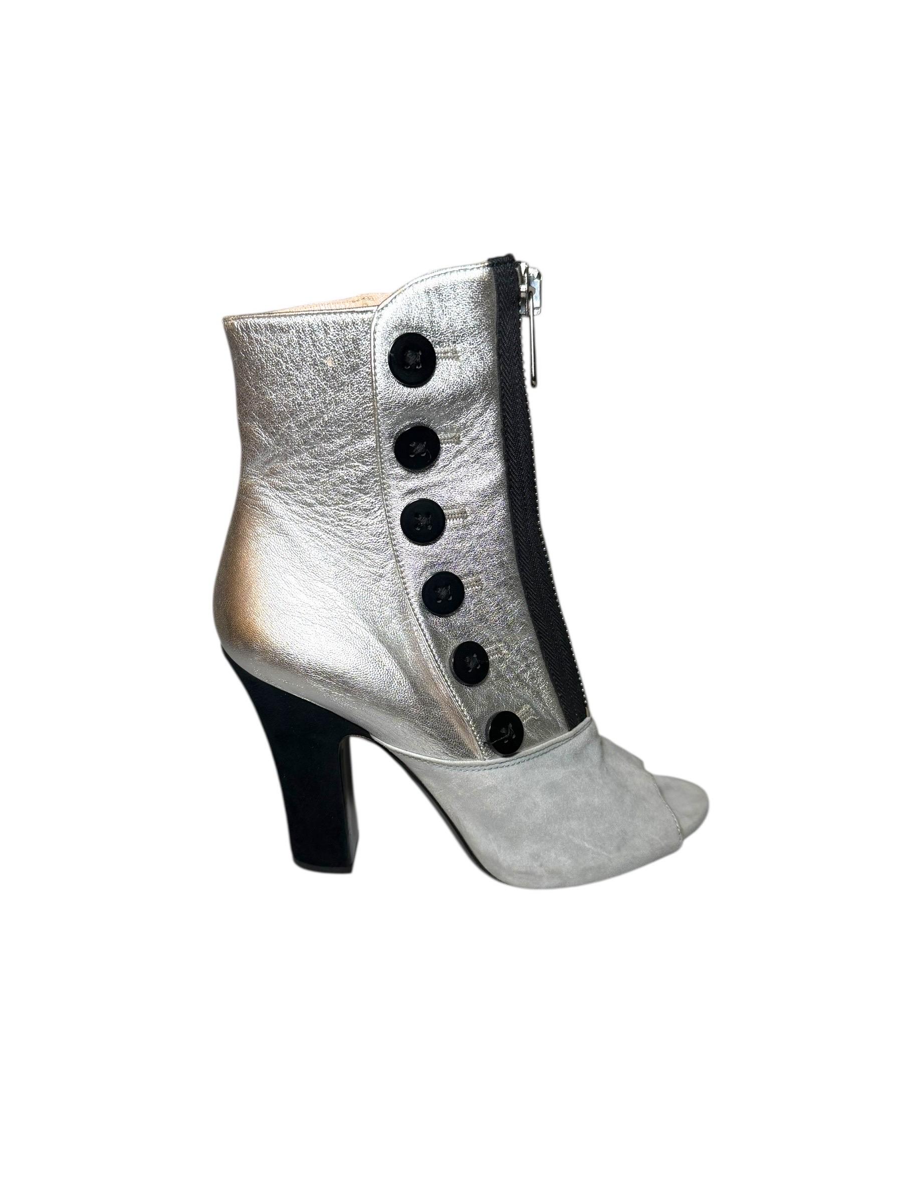 Argento Miu Miu, stivaletti con bottoni in camoscio grigio e argento metallizzato, Resort 2010 EU 38 in vendita