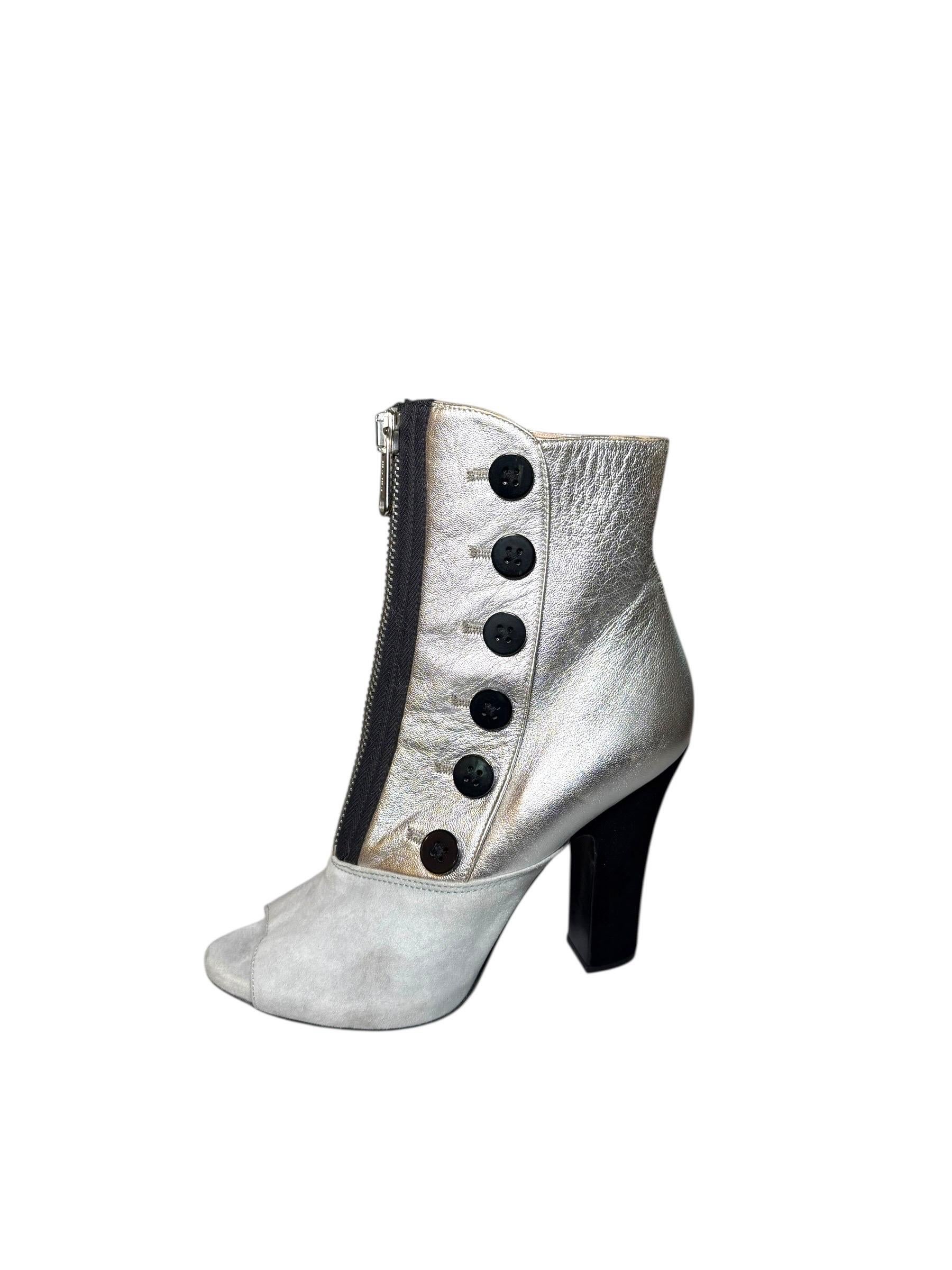 Donna Miu Miu, stivaletti con bottoni in camoscio grigio e argento metallizzato, Resort 2010 EU 38 in vendita