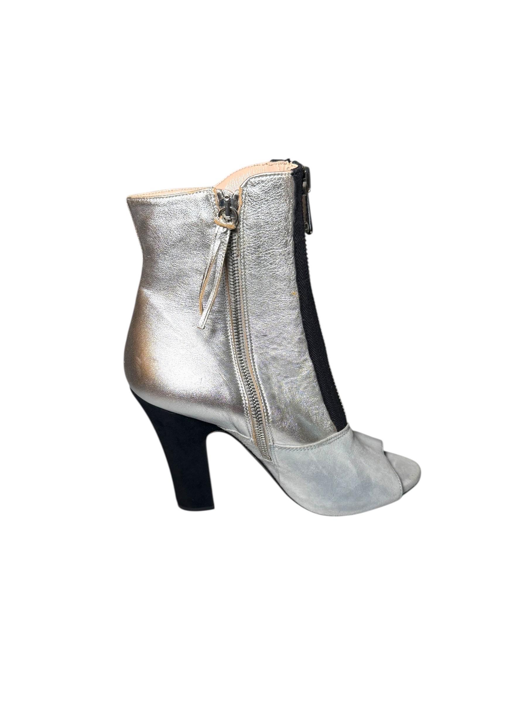 Miu Miu, stivaletti con bottoni in camoscio grigio e argento metallizzato, Resort 2010 EU 38 in vendita 1