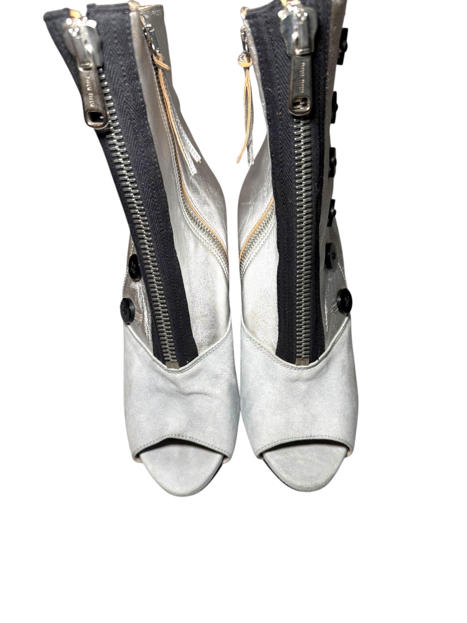 Miu Miu, stivaletti con bottoni in camoscio grigio e argento metallizzato, Resort 2010 EU 38 in vendita 3