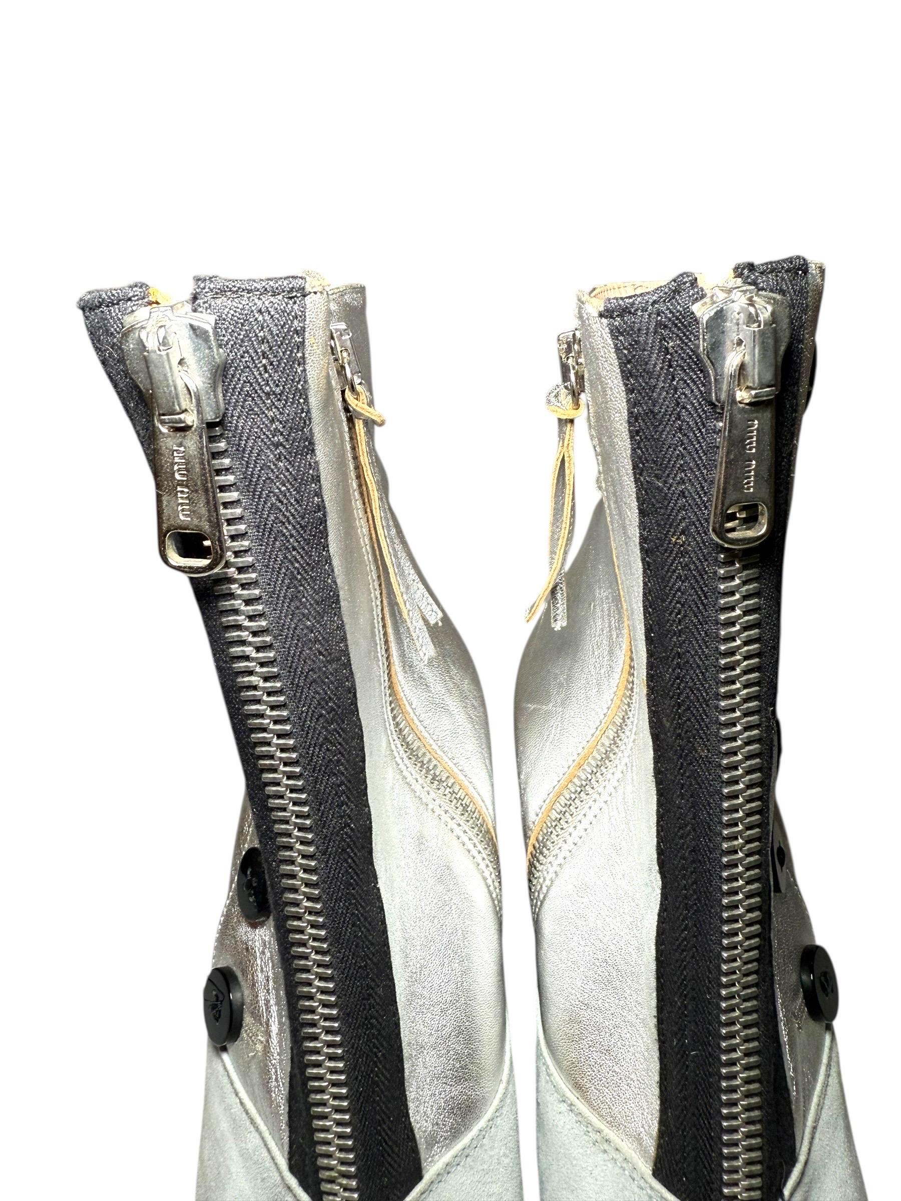 Miu Miu, stivaletti con bottoni in camoscio grigio e argento metallizzato, Resort 2010 EU 38 in vendita 4