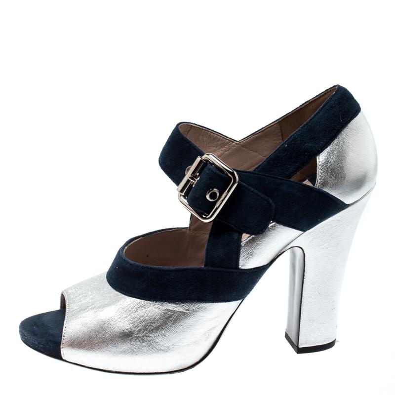 These Miu Miu pumps are designed to lift one's attitude and outfit. Crafted from silver leather and blue suede trims and lined with leather on the insoles, these pumps carry a Mary Jane style. Completed with block heels and sturdy soles, these pumps