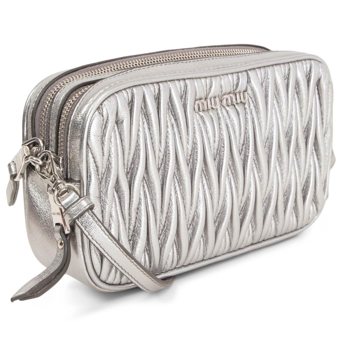 100% authentische Miu Miu Matelasse Double Zip Crossbody Bag aus weichem:: silberfarbenem Nappaleder mit schwarzem Satinfutter und silberfarbener Hardware. Wurde getragen und ist in ausgezeichnetem Zustand. 

Maße
Höhe	10cm (3.9in)
Breite	18cm