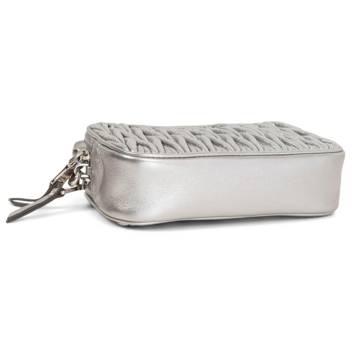 MIU MIU Metallic-Silber Leder MATELASSE DOUBLE ZIP CAMERA Umhängetasche Damen