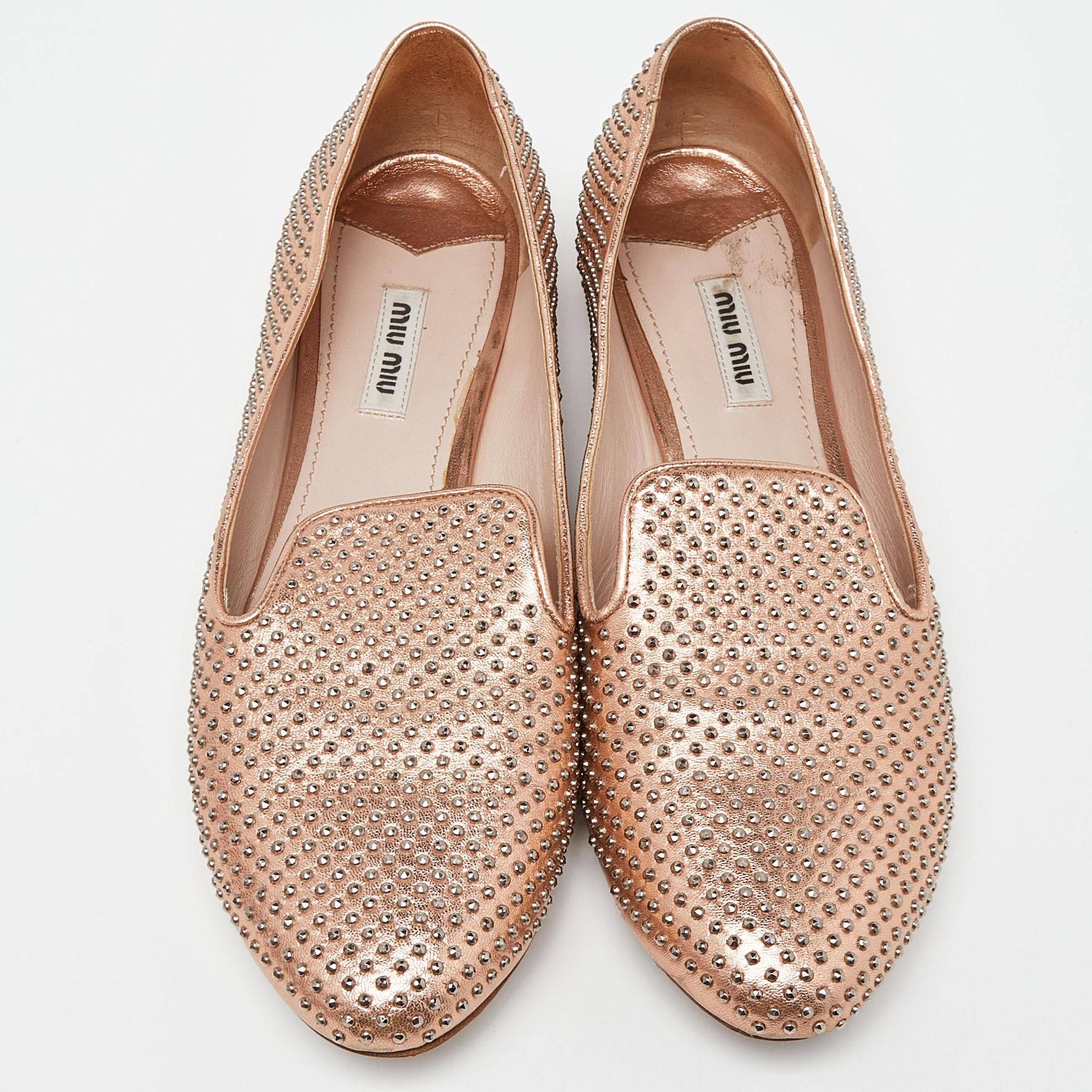 Marron Chaussons de smoking en cuir clouté métallisé Miu Miu Taille 40.5 en vente