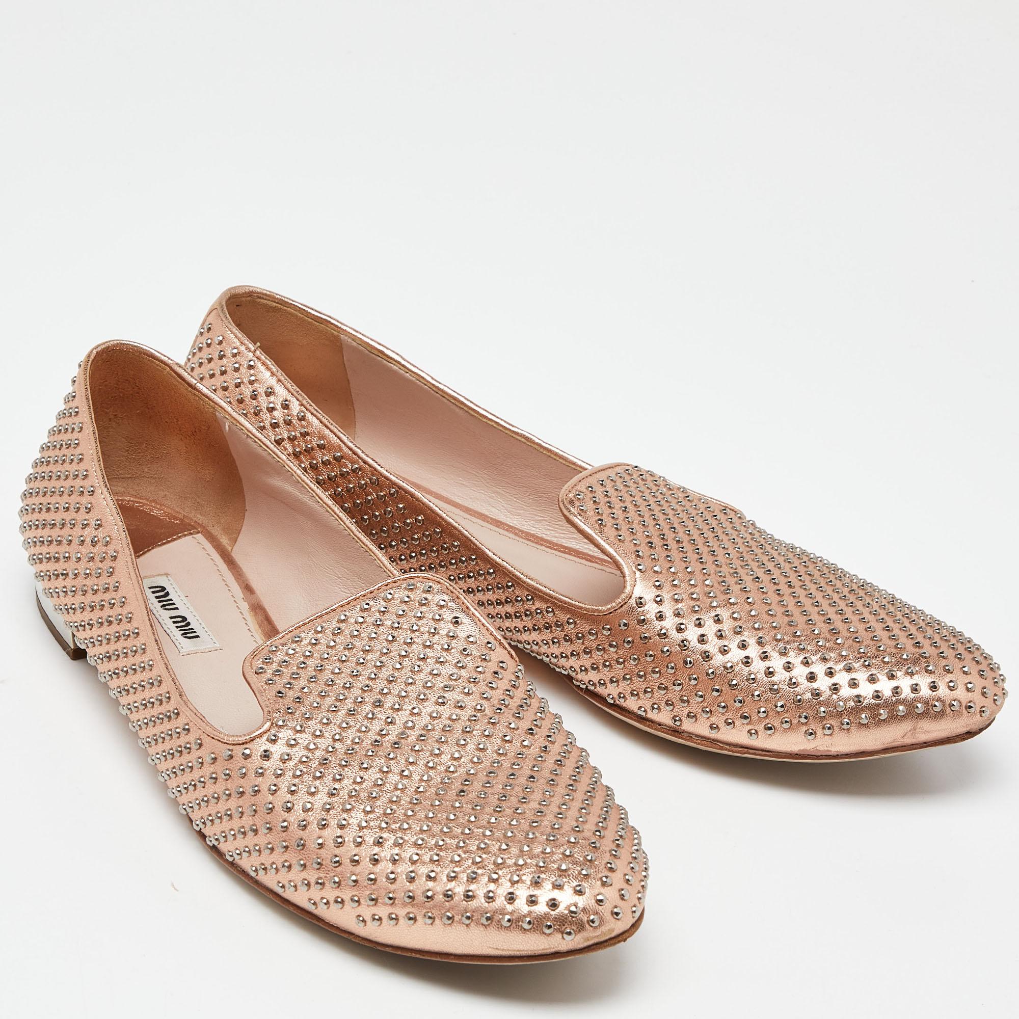 Chaussons de smoking en cuir clouté métallisé Miu Miu Taille 40.5 Excellent état - En vente à Dubai, Al Qouz 2
