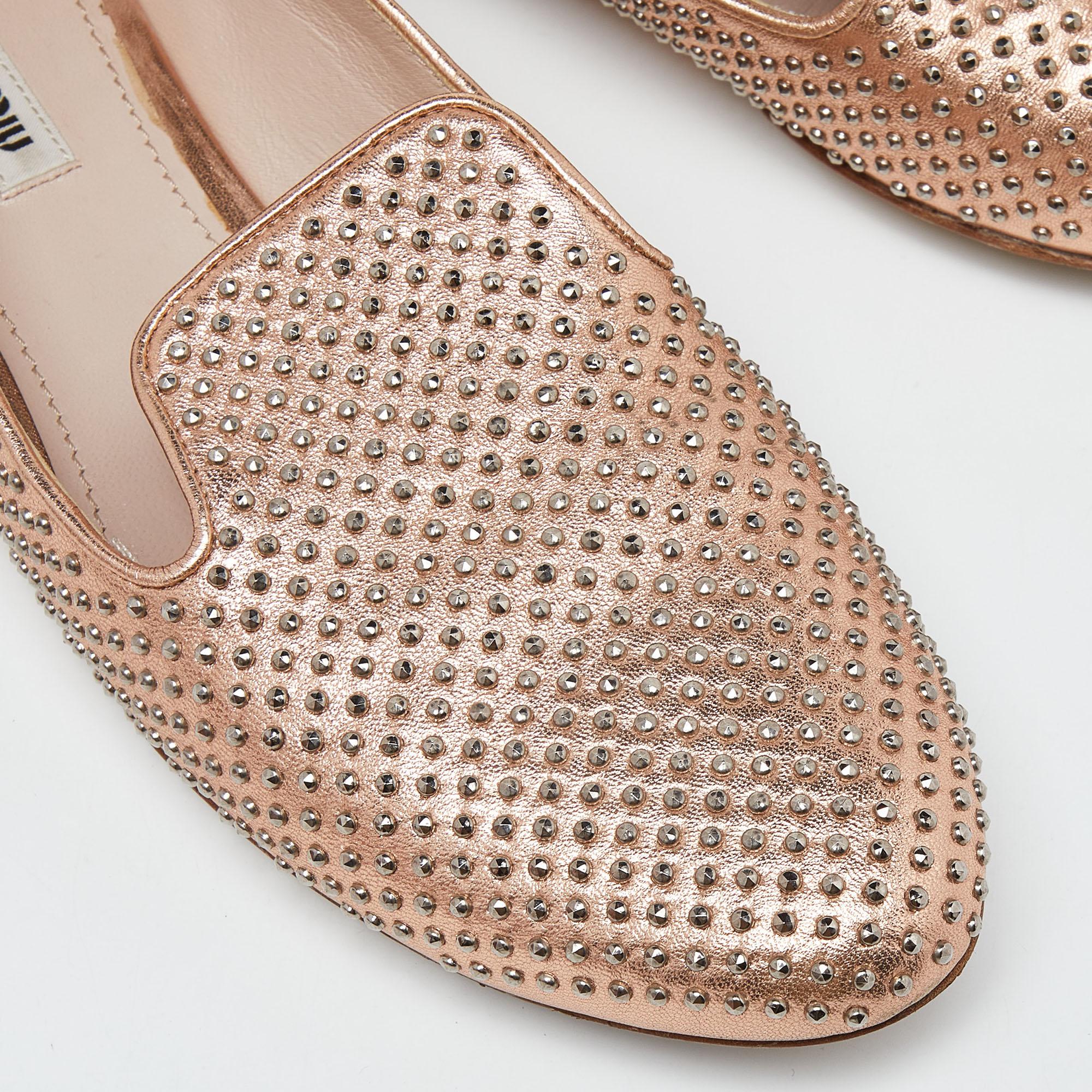 Chaussons de smoking en cuir clouté métallisé Miu Miu Taille 40.5 en vente 2