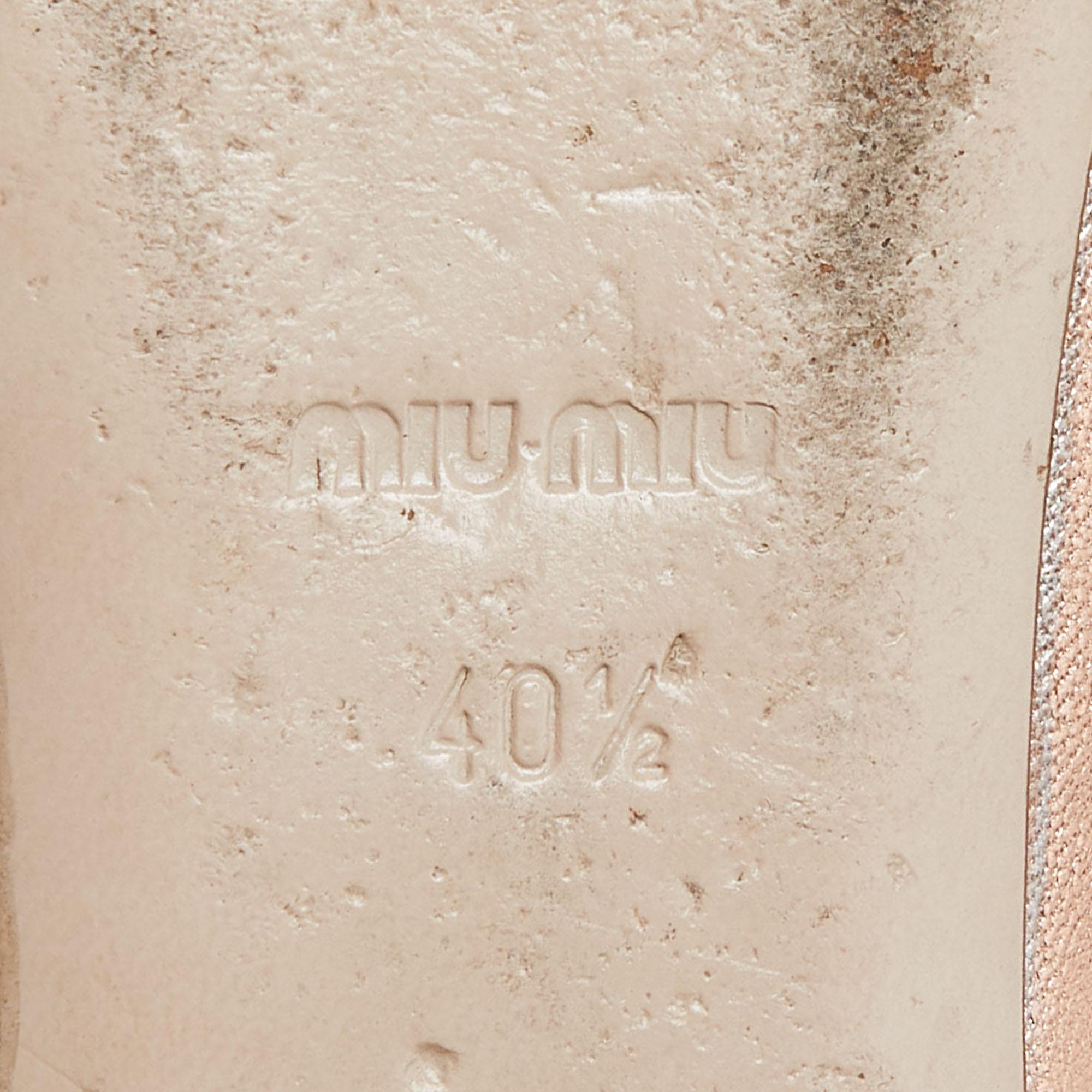 Chaussons de smoking en cuir clouté métallisé Miu Miu Taille 40.5 en vente 3