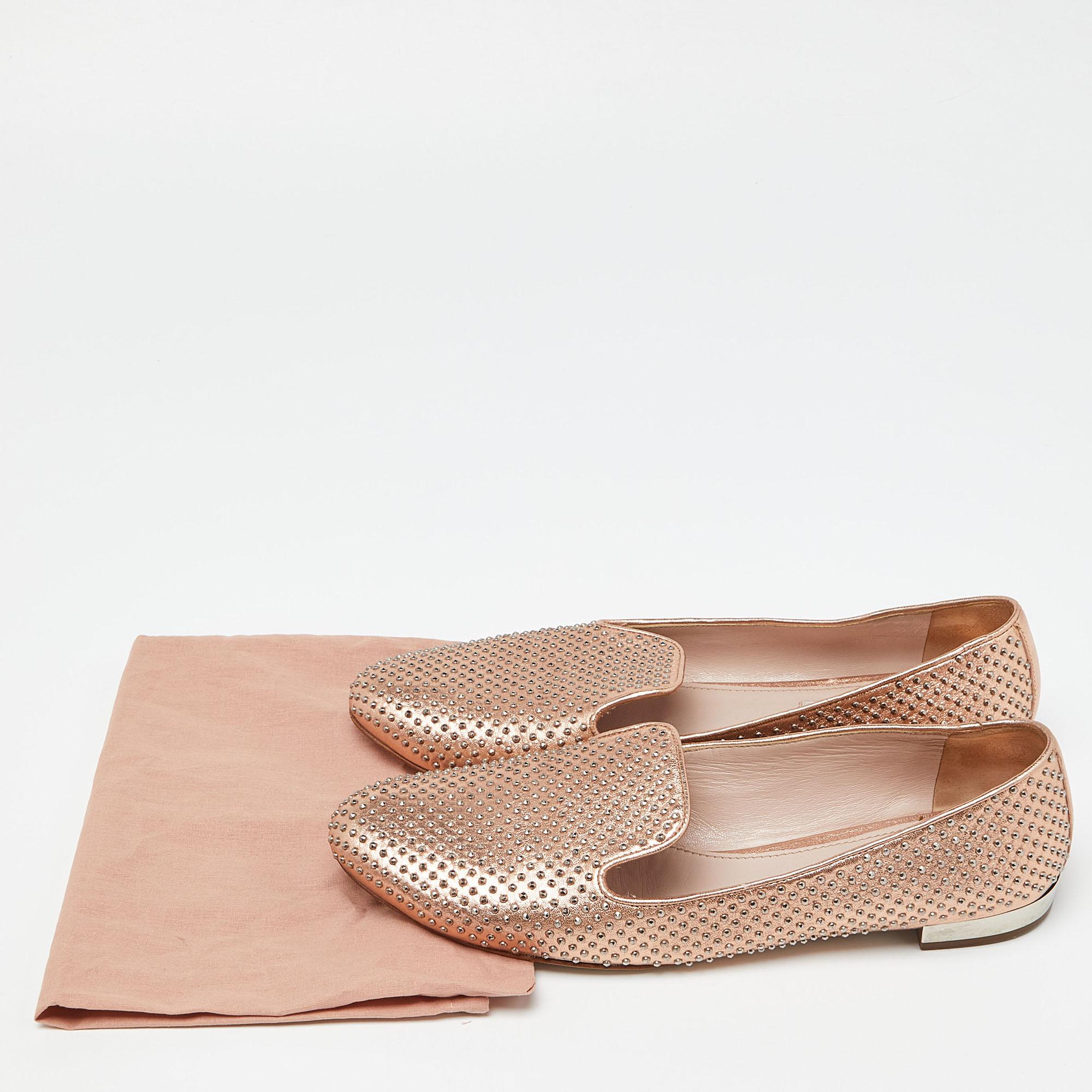 Chaussons de smoking en cuir clouté métallisé Miu Miu Taille 40.5 en vente 4