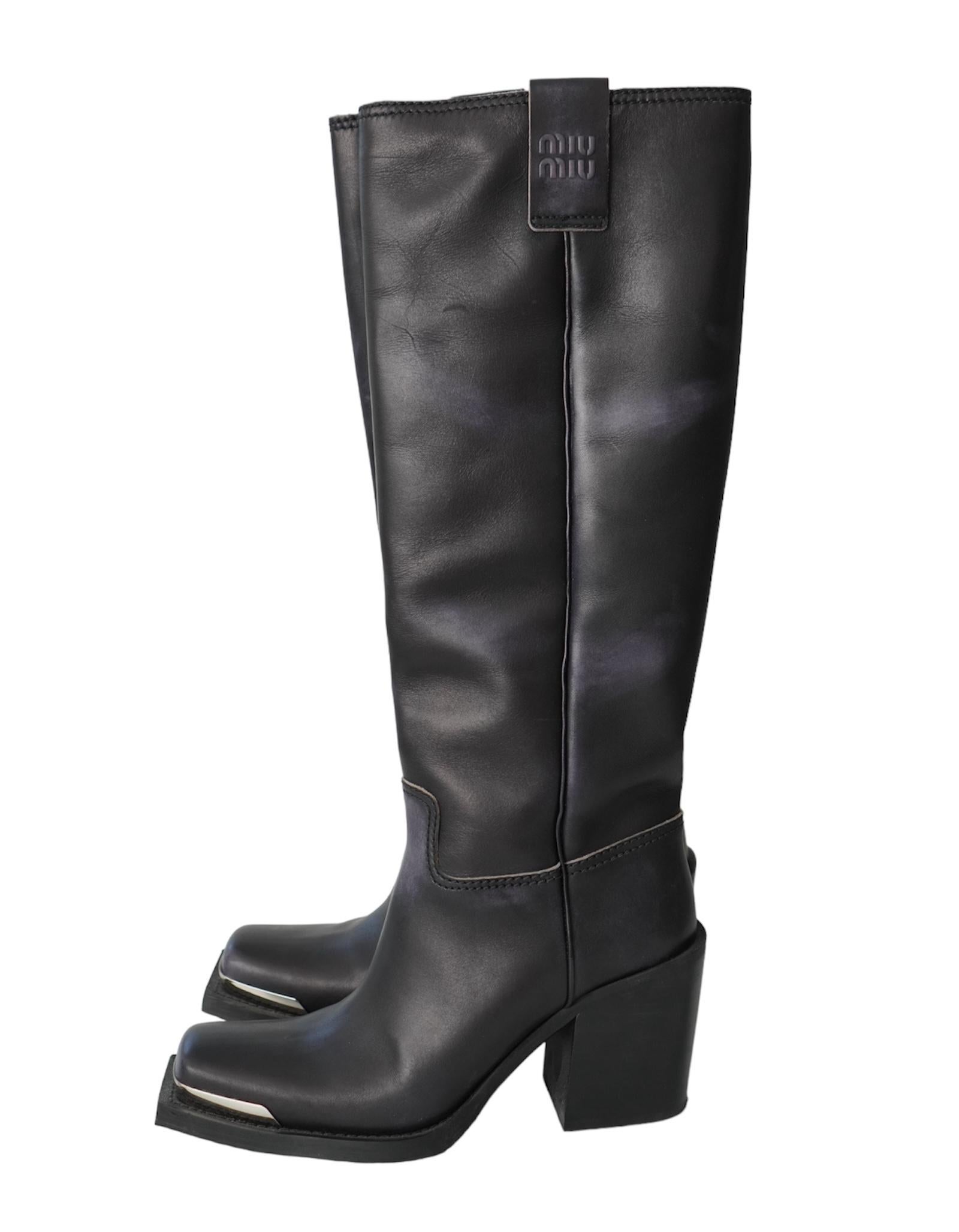 Miu Miu Metallic Toe Black Leather Boots
slip on design
squared toe with silver metal detail and engraved logo
Size 38