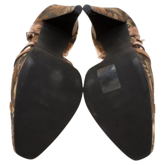 Diese Sandalen aus Brokatstoff sind eine perfekte Mischung aus Komfort und Stil und genau das Richtige für einen Abend. Glamouröses Aussehen in Ihrer Freizeit ist so einfach wie das Hineinschlüpfen in diese wunderschönen Sandalen mit Gummisohle. Mit