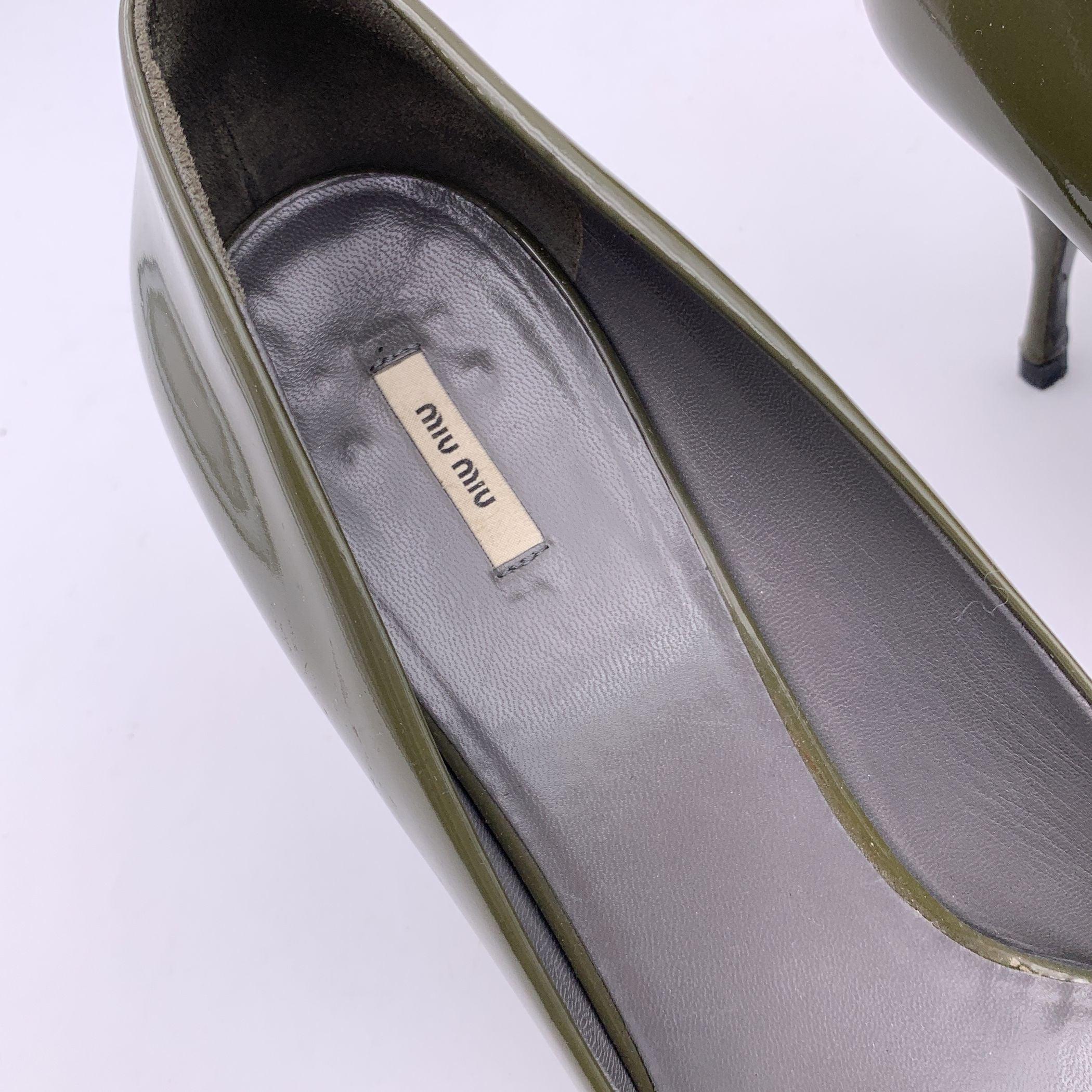 Miu Militärische Grüne Lackleder-Pumps mit Schleife und geschlossener Zehe und Absatz 39,5 Damen im Angebot