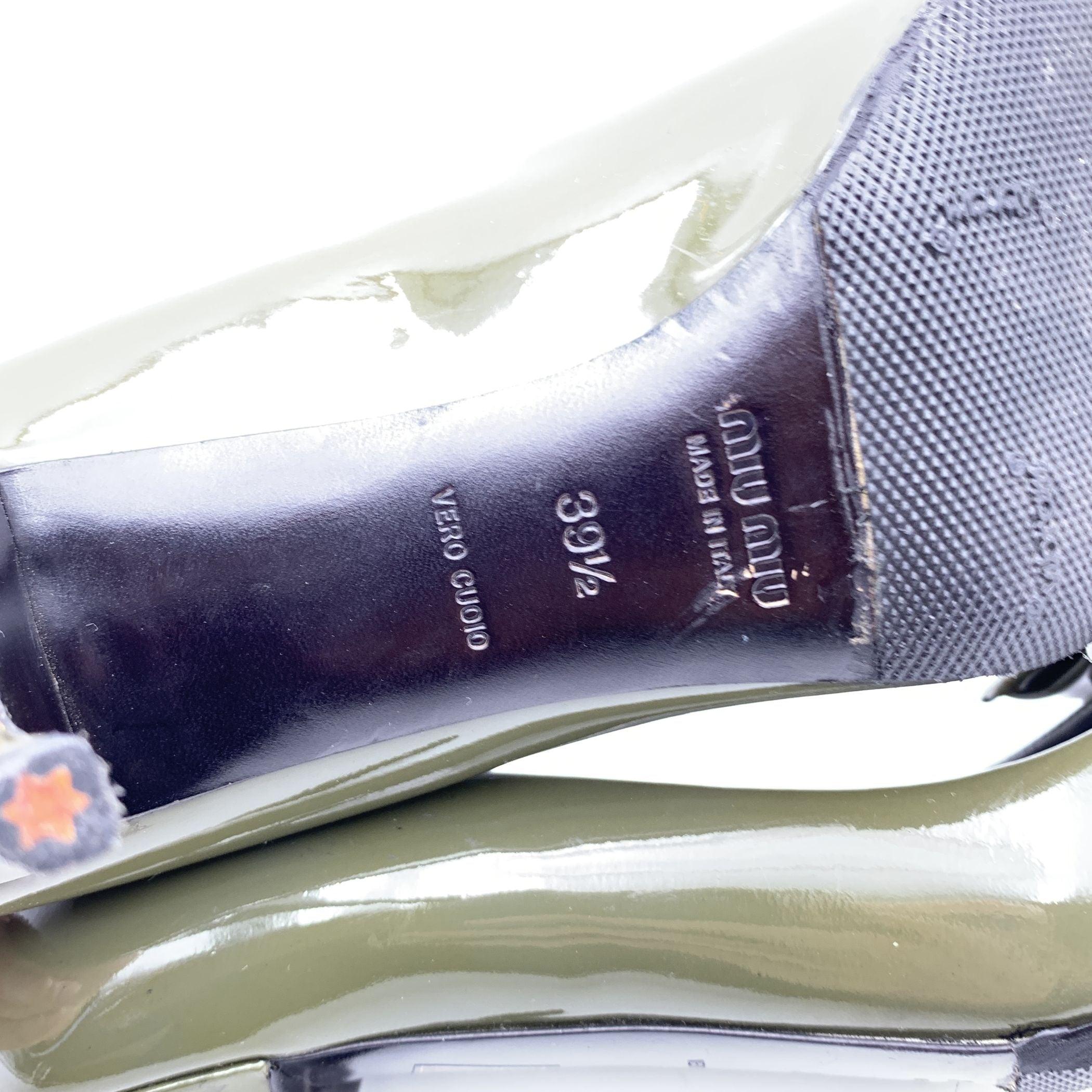 Miu Militärische Grüne Lackleder-Pumps mit Schleife und geschlossener Zehe und Absatz 39,5 im Angebot 1