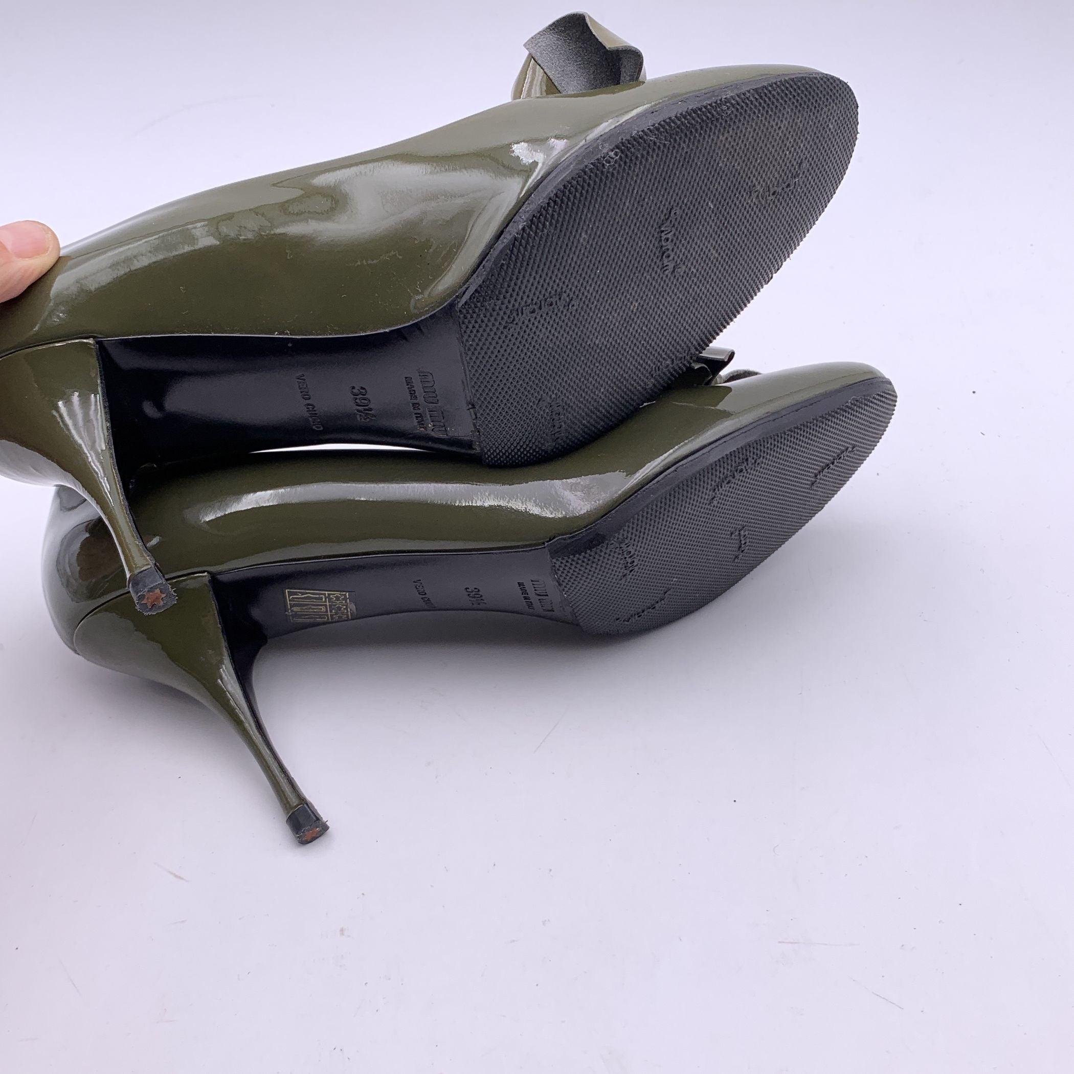 Miu Militärische Grüne Lackleder-Pumps mit Schleife und geschlossener Zehe und Absatz 39,5 im Angebot 2