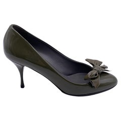 Bombas de tacón con lazo de charol verde militar Miu Miu 39,5