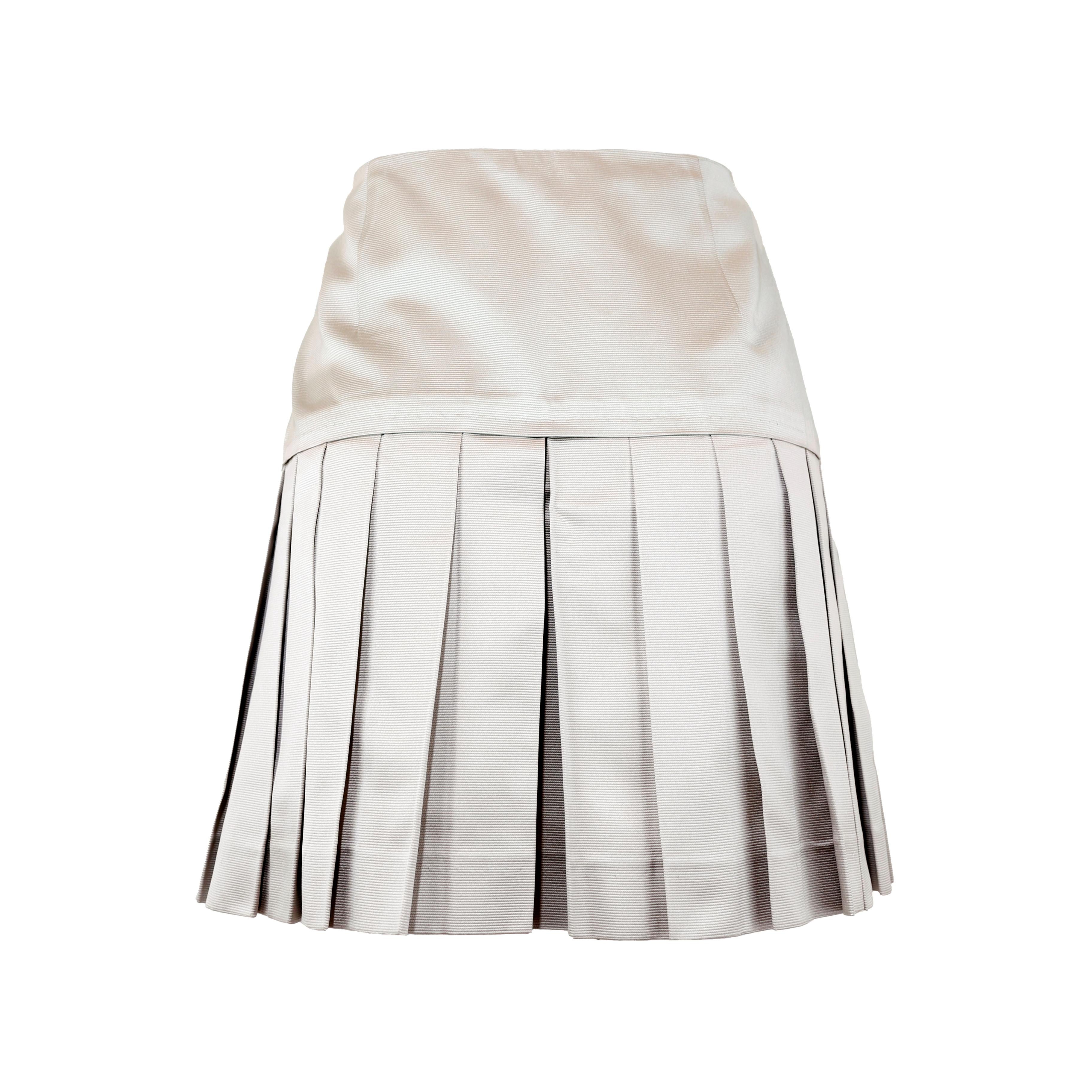 Mini jupe Miu Miu en soie, coloris gris. Taille 40 IT.

Condit :
Excellent.