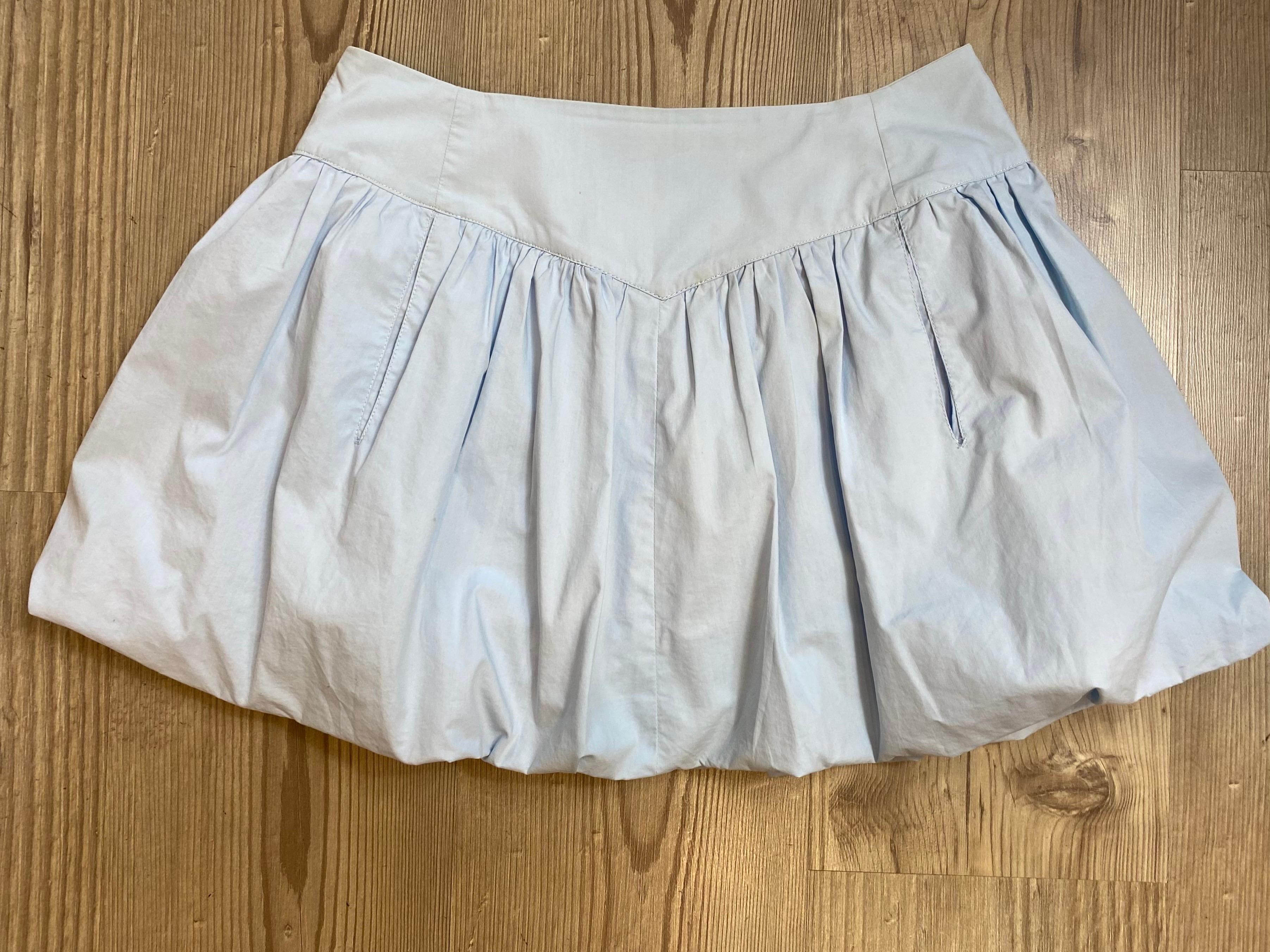Miu Miu miniskirt effect shorts.
70% cotton 30% polyester.
Size 40 IT.
Waist 36 cm.
Length 35 cm.
Excellent condition, the composition label is faded and shows signs of normal use.
