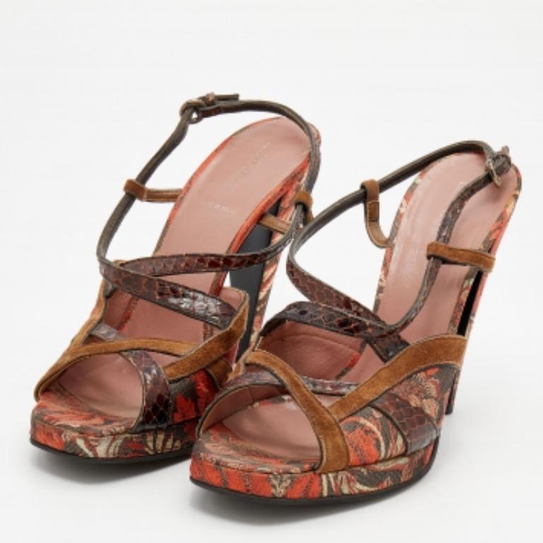 Combina tu conjunto favorito con estas sandalias Miu Miu para un look glamuroso y elegante. Están confeccionados con tejido brocado y piel de pitón en un diseño de tiras. Son multicolores y ostentan tacones cónicos de 12,5 cm. Estas maravillas darán