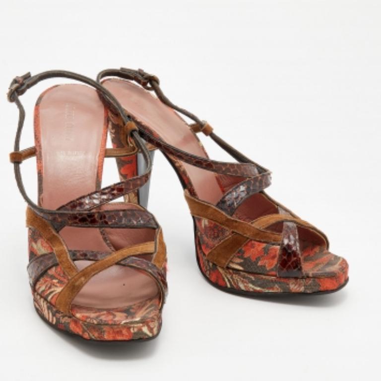 Miu Miu Sandalias con tiras de brocado multicolor y pitón tamaño 39.5 en Bastante bueno estado para la venta en Dubai, Al Qouz 2