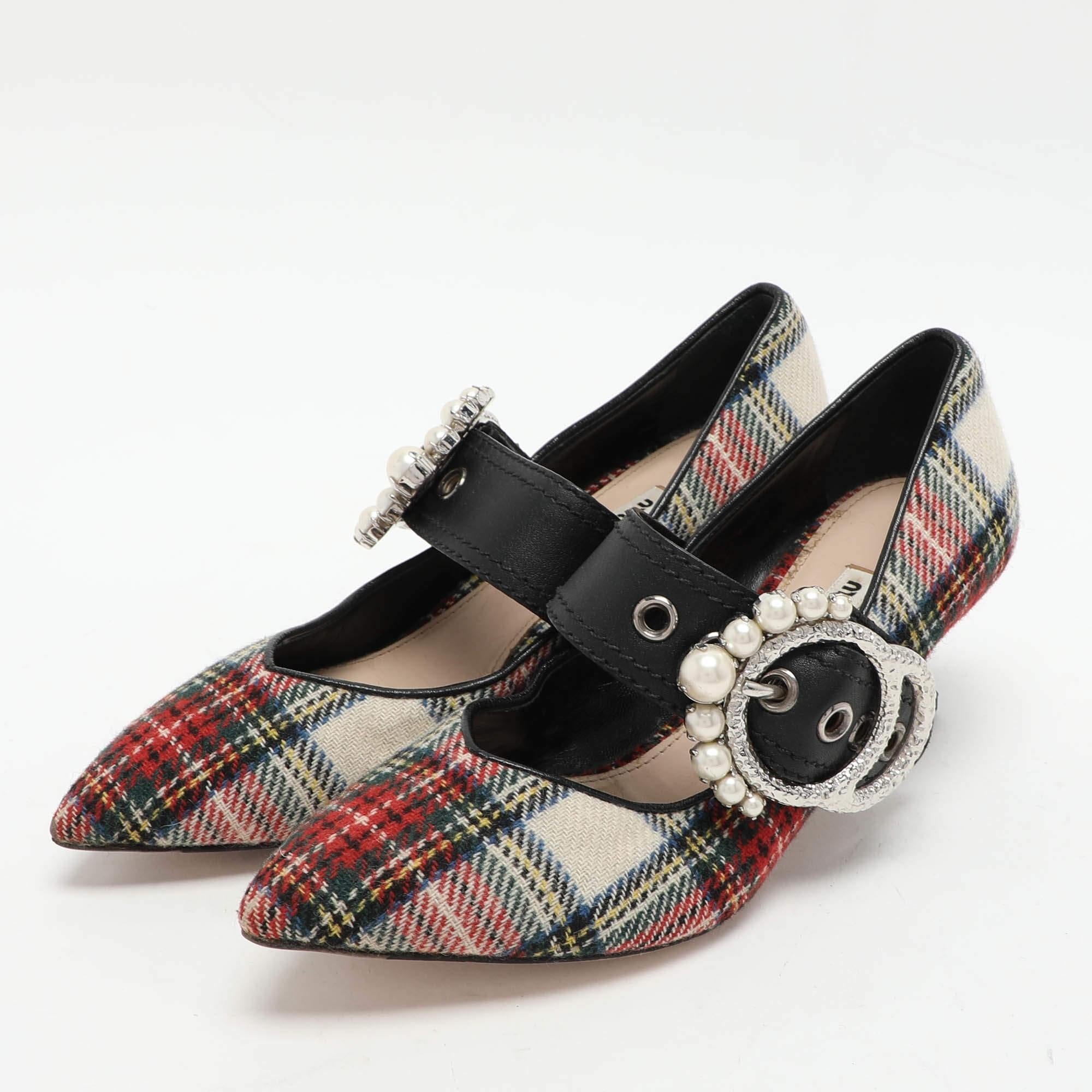 Eine traumhafte Kreation ist dieses Paar Miu Miu Pumps im Mary-Jane-Stil. Der mit Kristallen verzierte Schnallenverschluss dieser Schuhe verleiht jedem Ihrer Schritte Anmut und modernes Flair. Sie sind aus Stoff und Leder gefertigt und mit einem 6