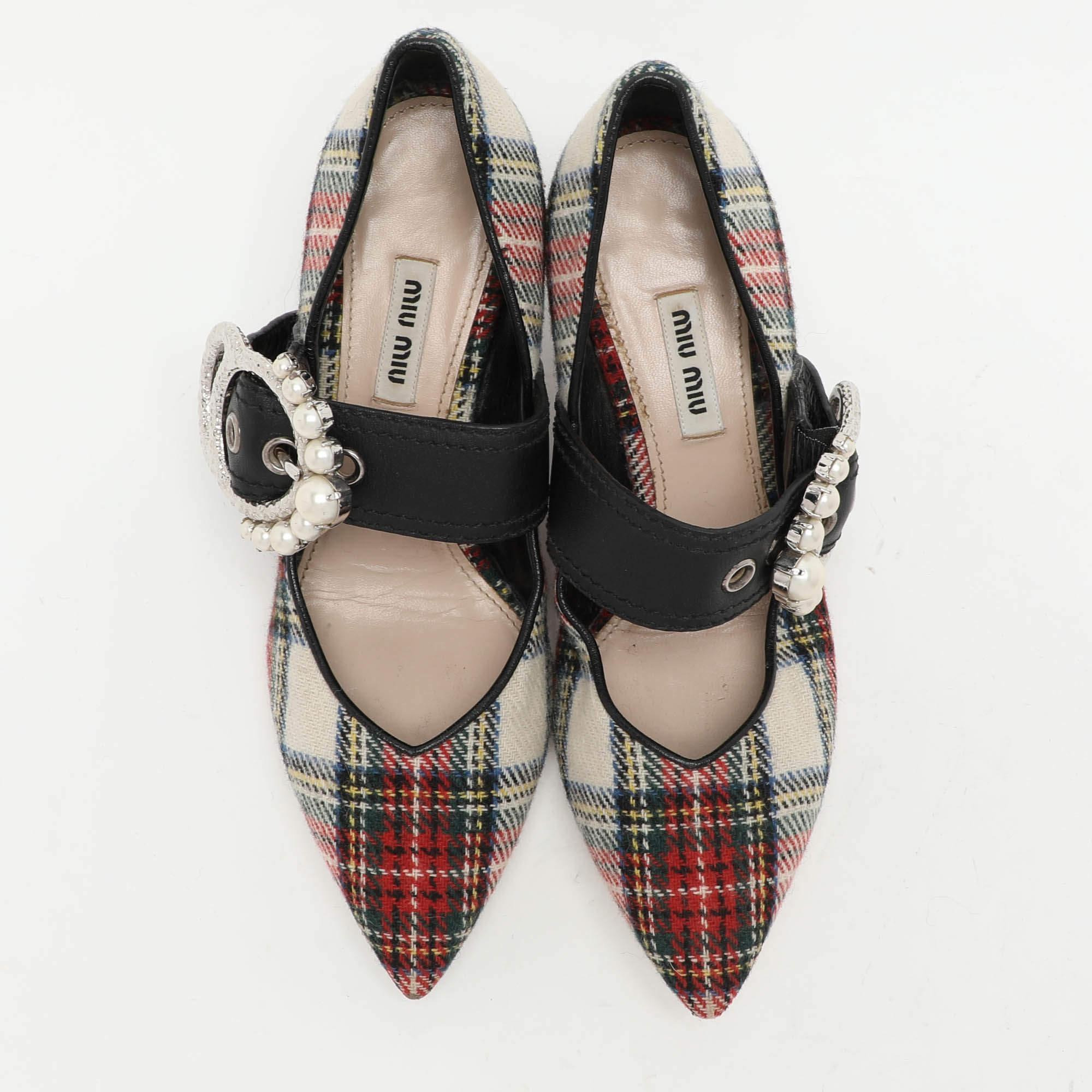 Miu Mehrfarbige Mary Jane Pumps aus Stoff und Leder mit Lederverzierung Größe 38 (Schwarz) im Angebot