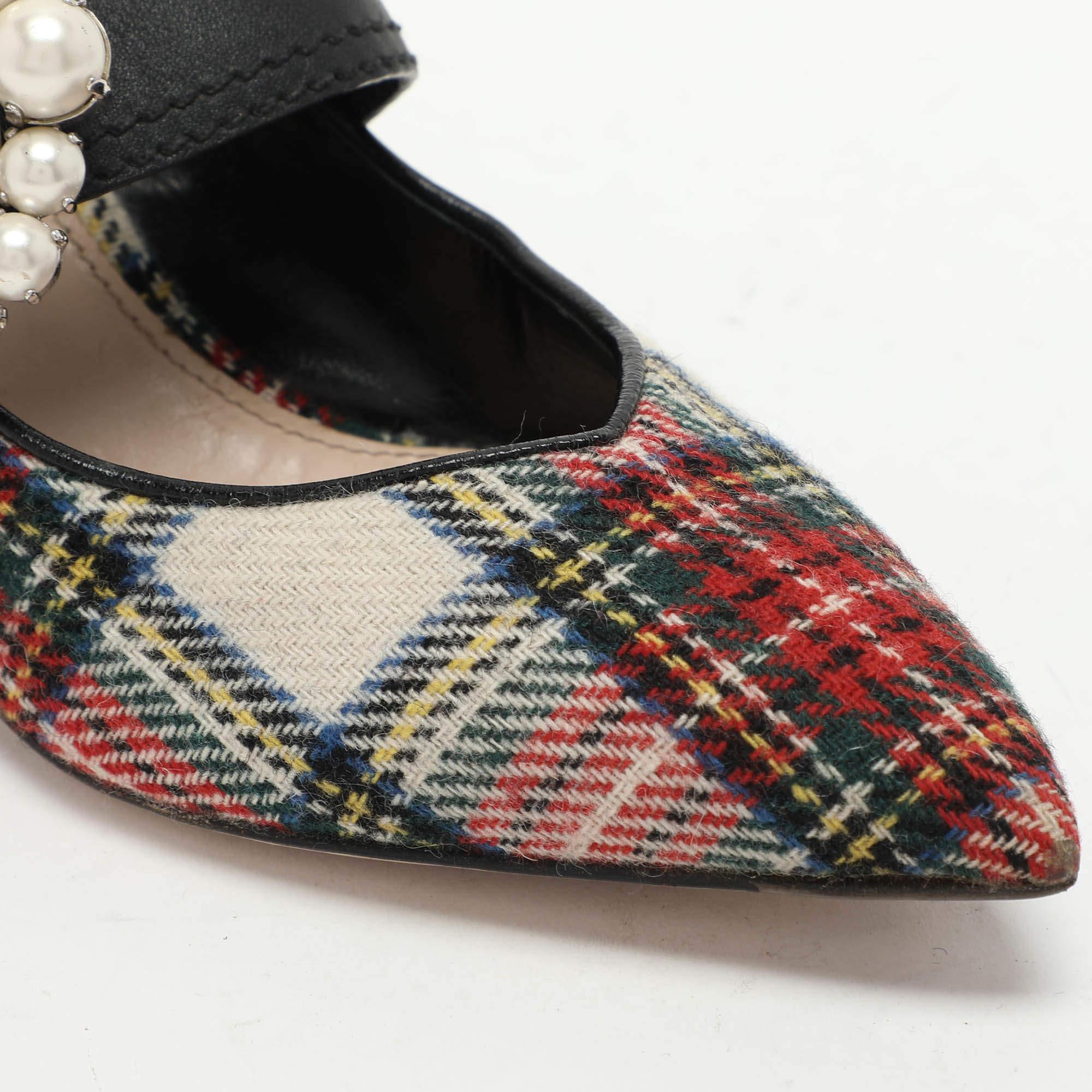 Miu Mehrfarbige Mary Jane Pumps aus Stoff und Leder mit Lederverzierung Größe 38 im Angebot 2