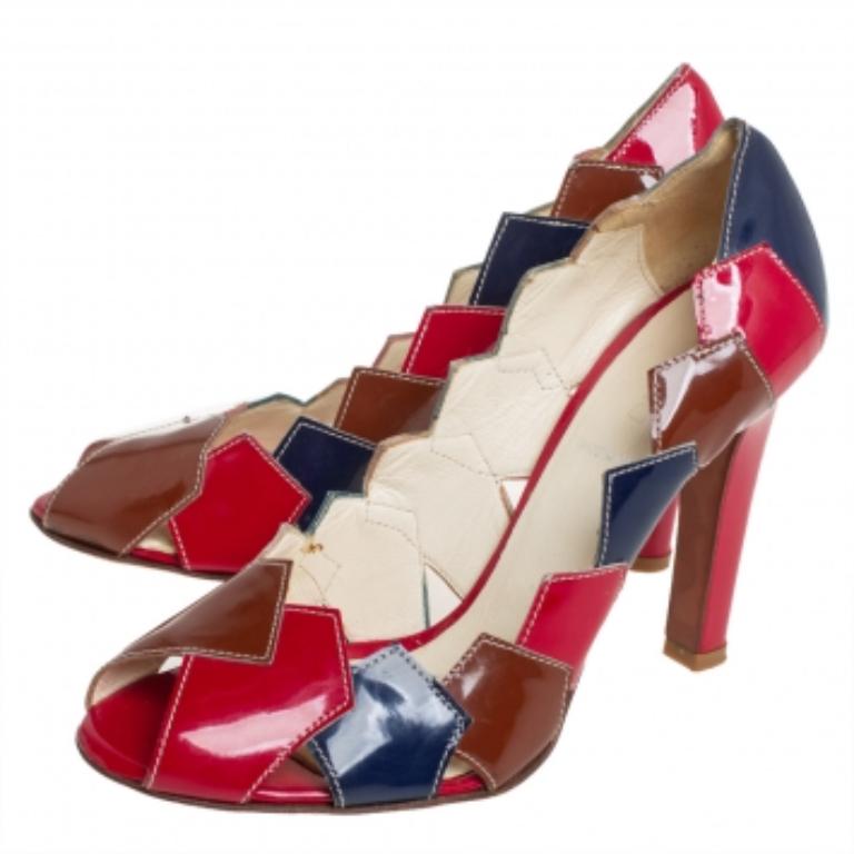 Mit diesen stilvollen Pumps von Miu Miu sehen Sie ultra-stylisch aus! Sie wurden aus mehrfarbigem Lackleder im Patchwork-Design gefertigt und mit Peep-Toes und Cut-Outs versehen. Sie sind mit einer bequemen ledergefütterten Innensohle ausgestattet