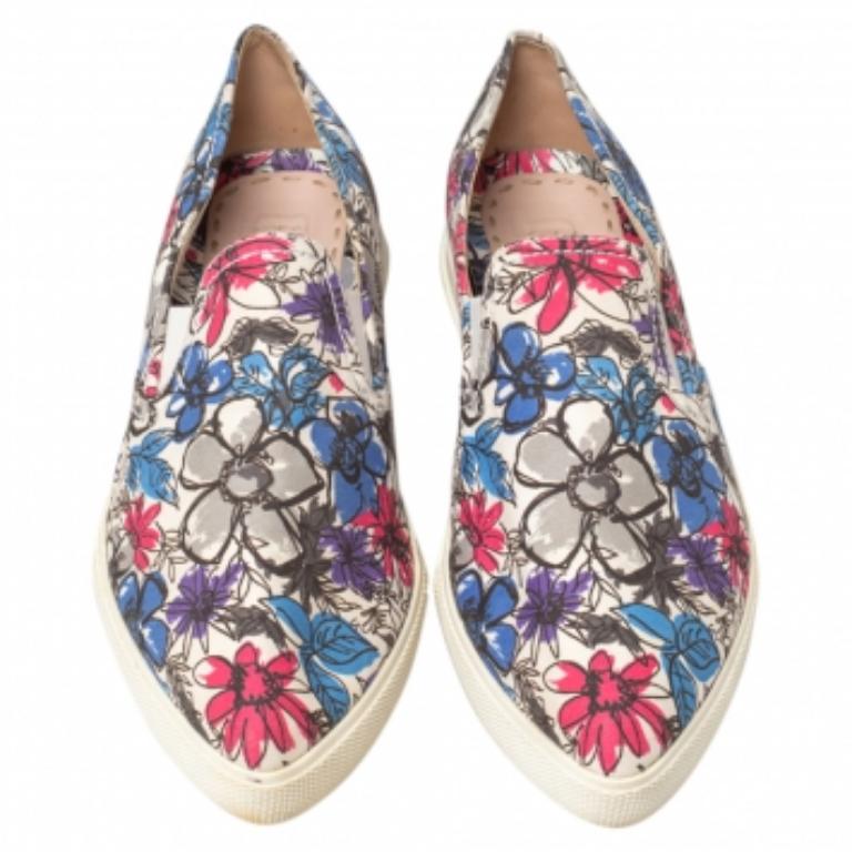 Ces superbes baskets Miu Miu sont une excellente façon de commencer le week-end. Cette paire de chaussures à enfiler est dotée d'un élégant corps en toile imprimée et d'une confortable semelle en caoutchouc. Le style à bout rond peut s'associer à
