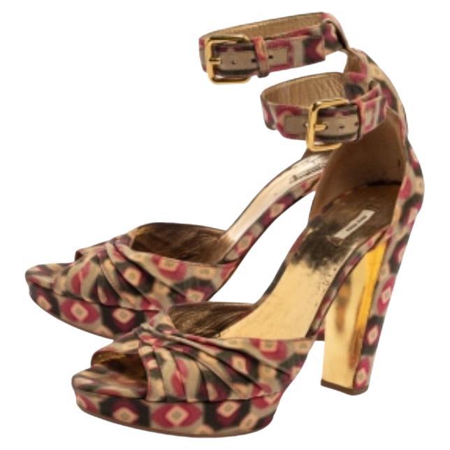 Der Charme und der Glamour dieser Sandalen von Miu Miu lassen Ihr Herz höher schlagen. Sie sind aus Stoff gefertigt und haben einen mehrfarbigen Aufdruck auf allen Seiten. Dieses modische Paar hat einen Knöchelriemen mit Schnallenverschluss, eine