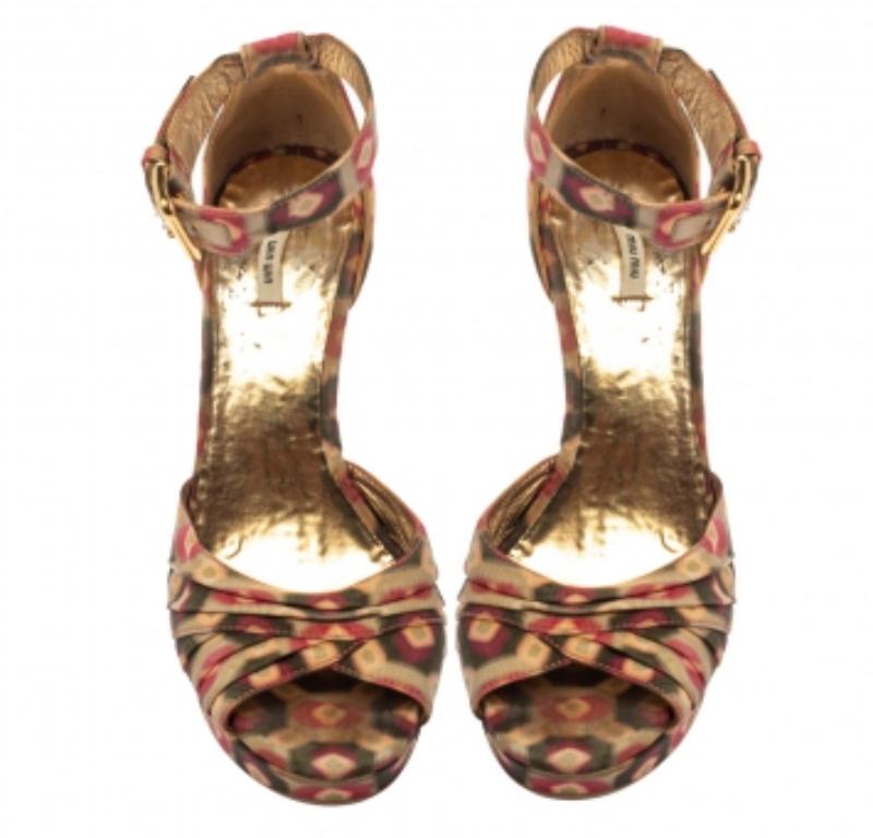 Miu Mehrfarbige bedruckte Stoff-Sandalen mit Knöchelriemen Größe 38,5 (Braun) im Angebot