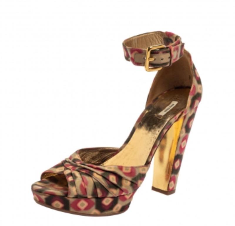 Miu Mehrfarbige bedruckte Stoff-Sandalen mit Knöchelriemen Größe 38,5 im Zustand „Relativ gut“ im Angebot in Dubai, Al Qouz 2