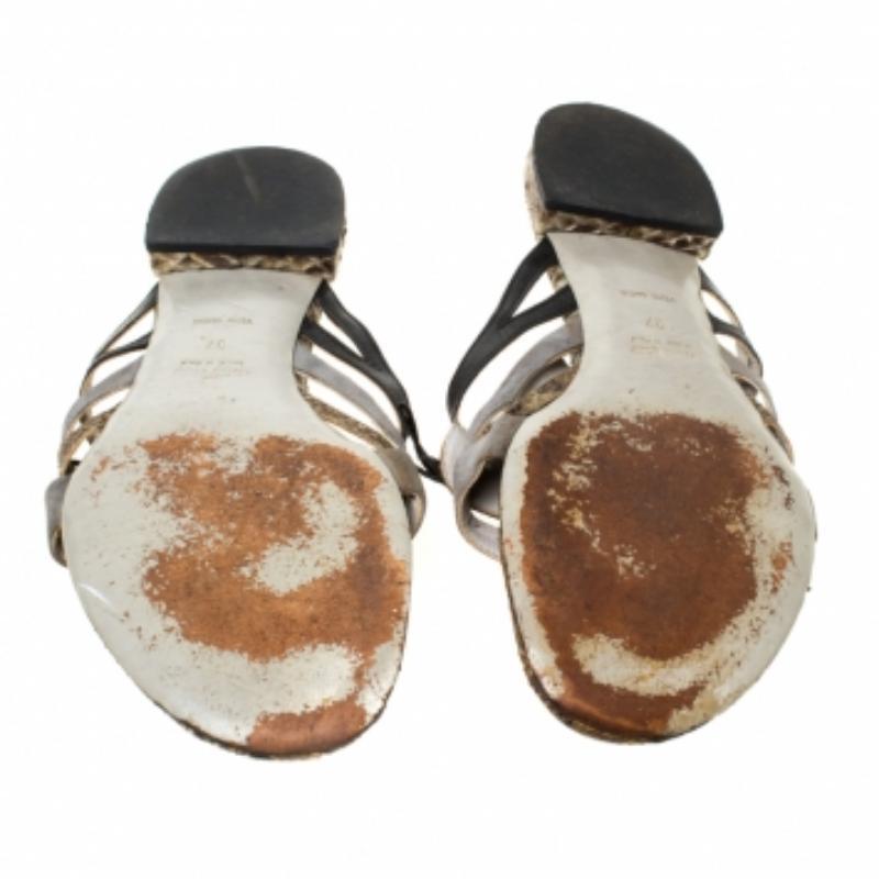 Questi favolosi sandali di Miu Miu sono realizzati in pelle di pitone e camoscio. Il punto forte dei sandali è il motivo del ragno sulla tomaia. Questa coppia merita di far parte del tuo armadio!