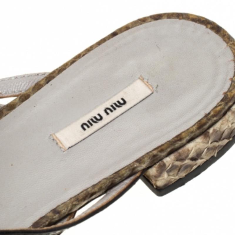 Grigio Miu Miu Sandali piatti impreziositi da ragni in pelle di pitone multicolore Taglia 37 in vendita