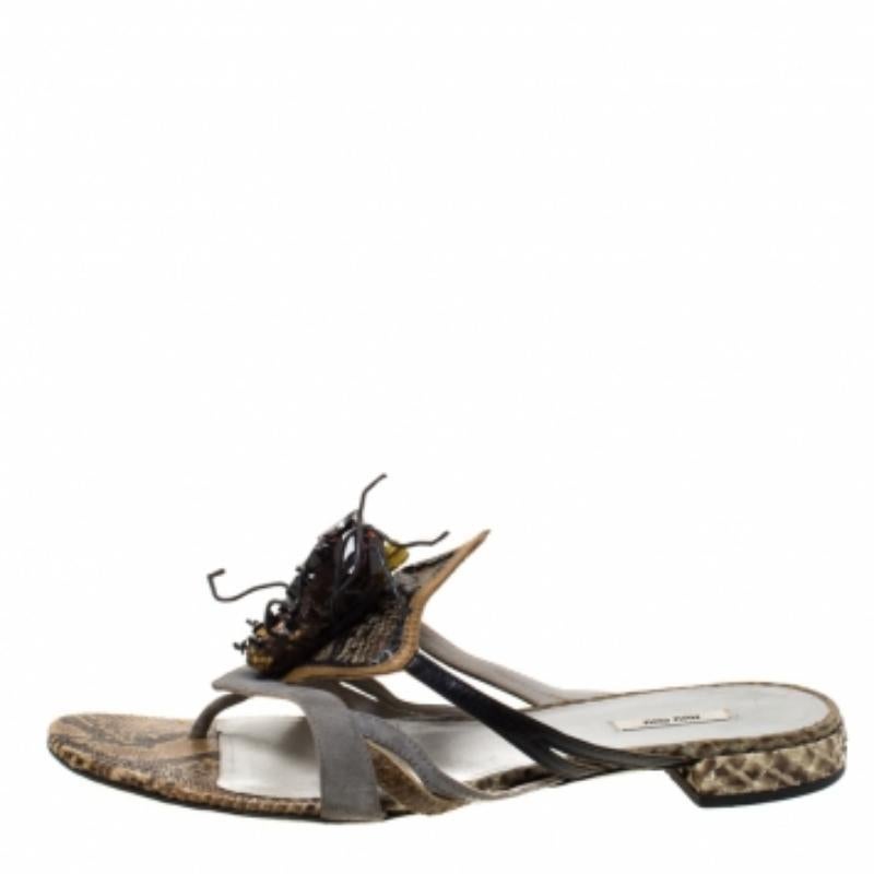 Miu Miu Sandali piatti impreziositi da ragni in pelle di pitone multicolore Taglia 37 In condizioni buone in vendita a Dubai, Al Qouz 2