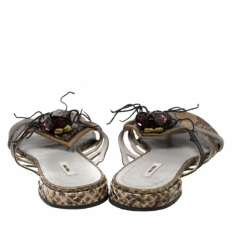 Donna Miu Miu Sandali piatti impreziositi da ragni in pelle di pitone multicolore Taglia 37 in vendita