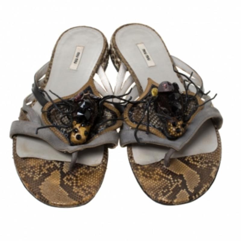 Miu Miu Sandali piatti impreziositi da ragni in pelle di pitone multicolore Taglia 37 in vendita 1
