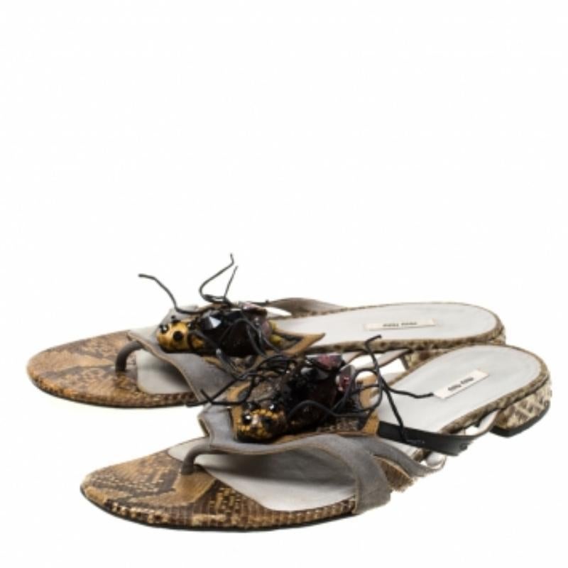Miu Miu Sandali piatti impreziositi da ragni in pelle di pitone multicolore Taglia 37 in vendita 2