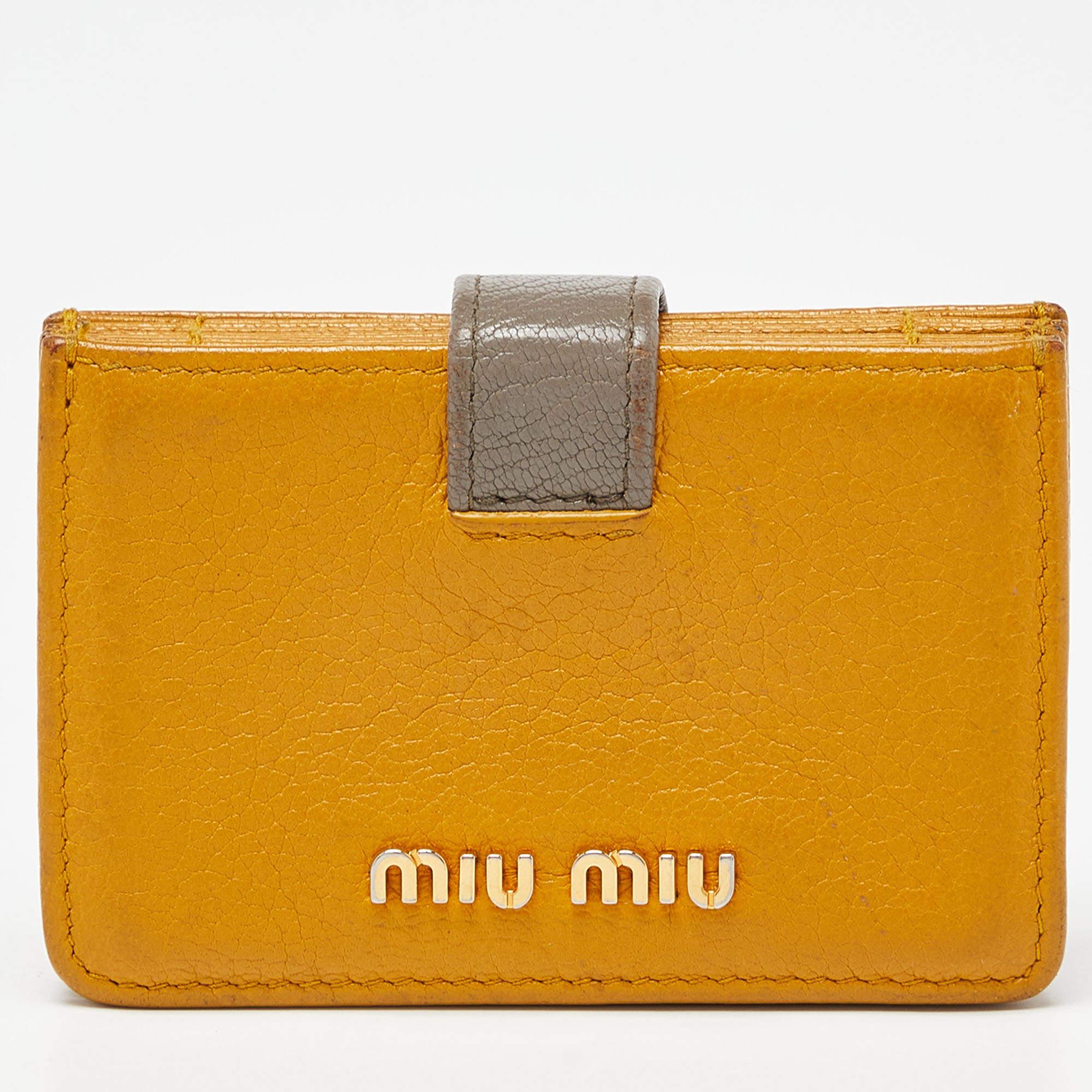 Miu Miu Mustard/Grey Leather Card Case In Fair Condition For Sale In Dubai, Al Qouz 2