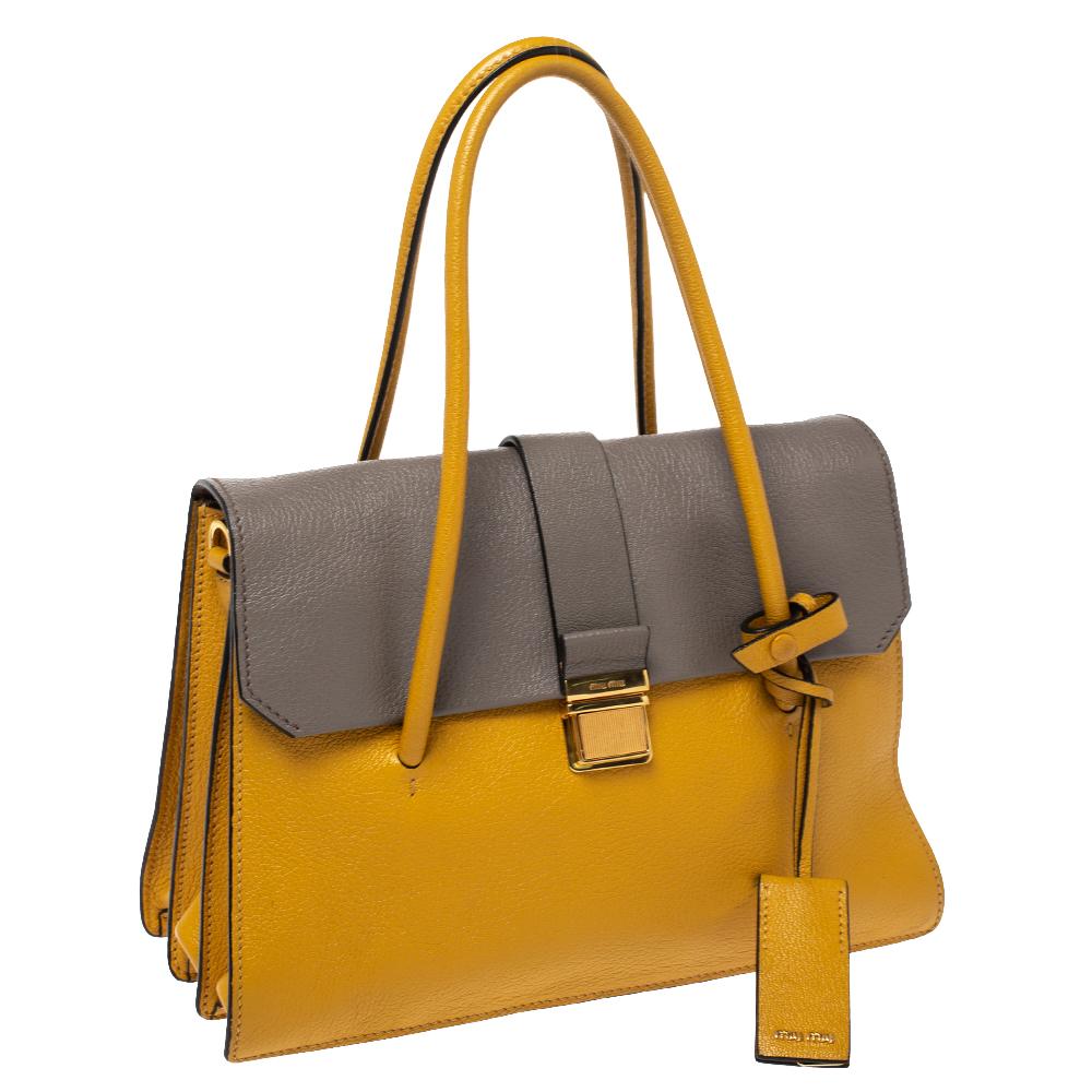 Miu Miu Senf/Grau Madras Leder Push Lock Top Handle Tasche im Zustand „Gut“ in Dubai, Al Qouz 2