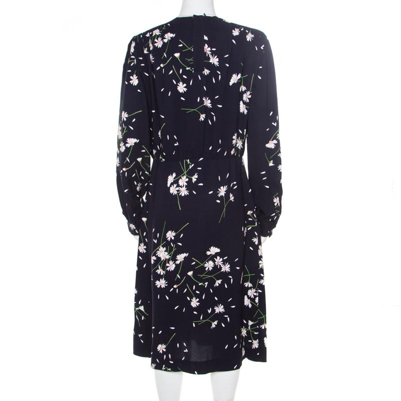 Sure to grab everyone's attention and make you stand out, this Miu Miu dress is a must buy! The navy blue creation is made of 100% viscose and features a floral print all over it. It flaunts a ruched waist and has been styled with a crew neck and