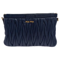 Pochette à cadre en cuir matelassé bleu marine de Miu Miu