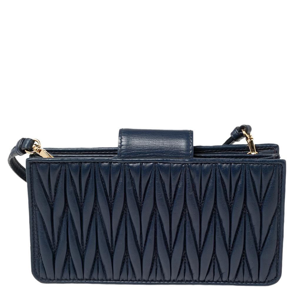 Miu Miu brings forth this cutely textured phone bag to carry your precious smartphone in a luxurious style. Elegantly crafted from navy-blue Matelasse leather on the exterior, this bag shows a gold-toned logo accent on the front and a sturdy chain