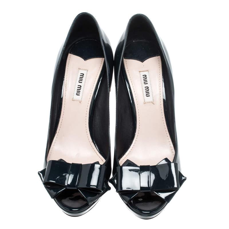 Miu Miu Navy Blue Patent Leather Bow Peep Toe Platform Pumps Size 39.5 In Fair Condition In Dubai, Al Qouz 2